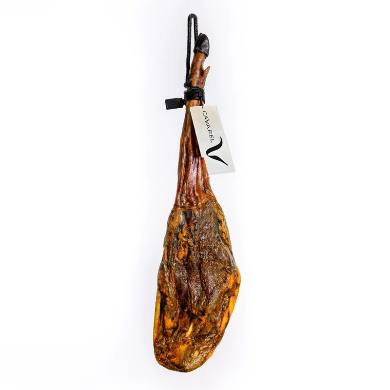 Jamón de bellota 100% ibérico con etiqueta CAVAREL sobre fondo blanco