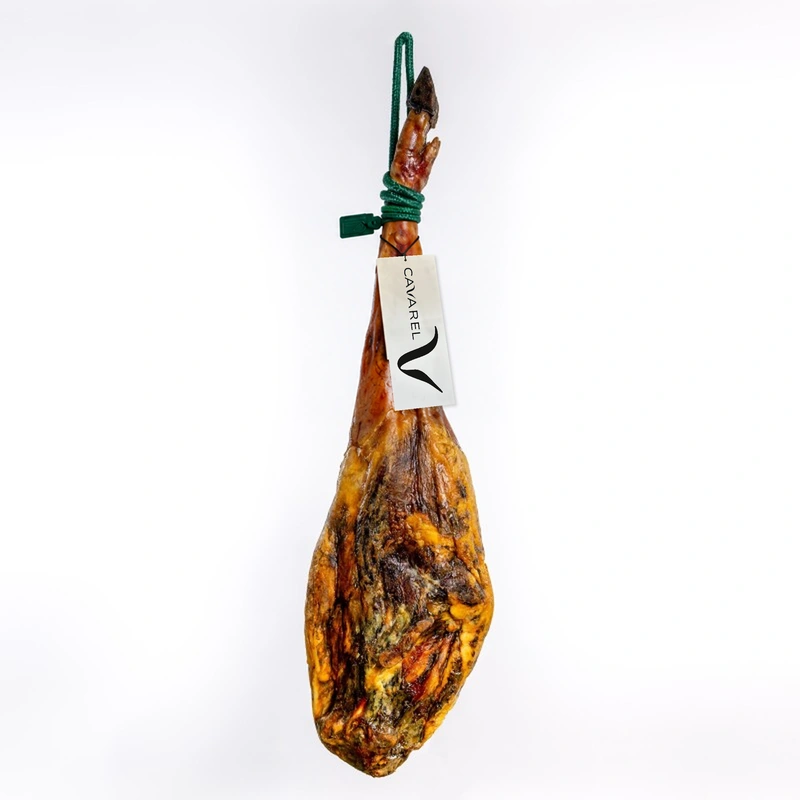 Jamón de cebo de campo 100% ibérico con etiqueta CAVAREL sobre fondo blanco