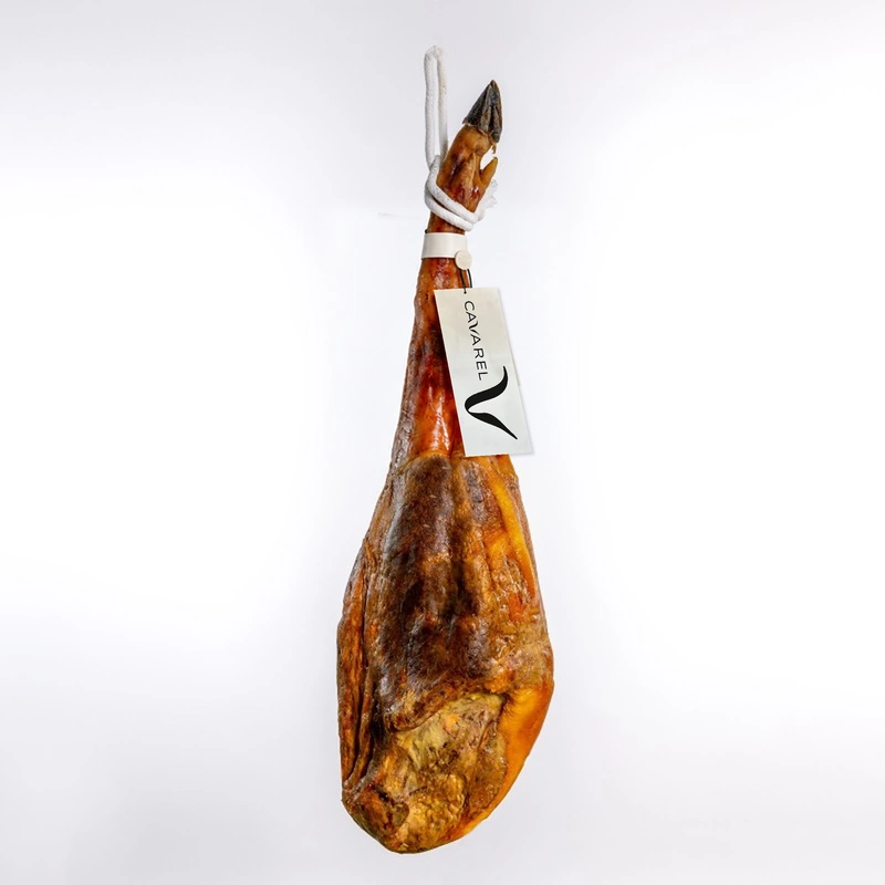 Jamón de cebo ibérico 50% raza ibérica con etiqueta CAVAREL sobre fondo blanco
