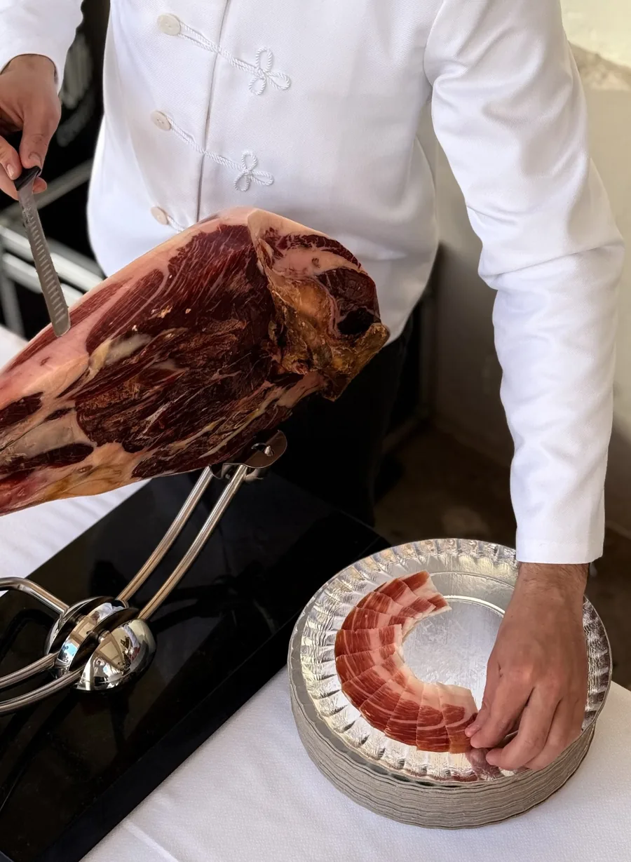 Preparación y emplatado durante el corte de una pieza de jamón