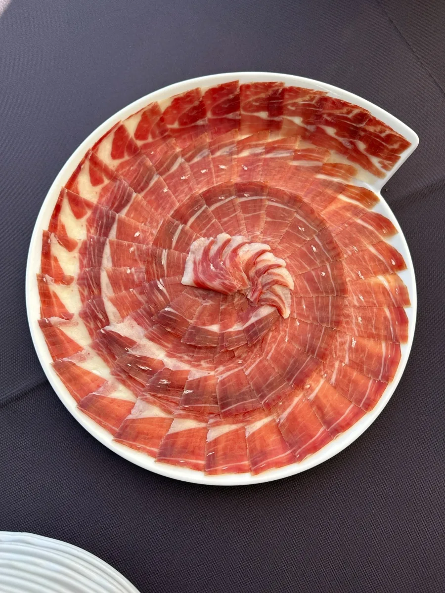 Plato de jamón cortado a cuchillo